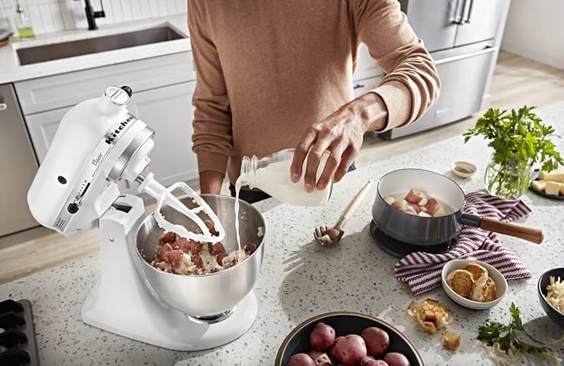 KitchenAid Classic Series 4.5 Quart Tilt-Head Stand Mixer K45SS: image 4